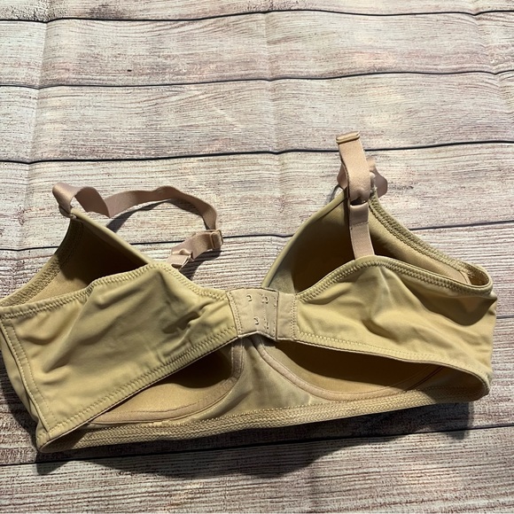 Nude Hanes No Underwire Bra, Adjustable Straps, Nipple Shield, Size 40C - Picture 2 of 6